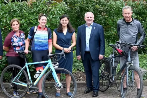 Die Stadtradel-Stars Sarah-Kathrin Birr, Andrea Petmecky, Natalie Bauernschmidt und Klaus Wagner beim Auftakt mit Landrat Hans-U