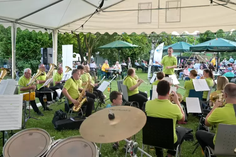 Im schattigen Grün: der Musikverein Mechtersheim bei seinem Auftritt auf dem Hohlbrunnenfest im vergangenen Jahr. 