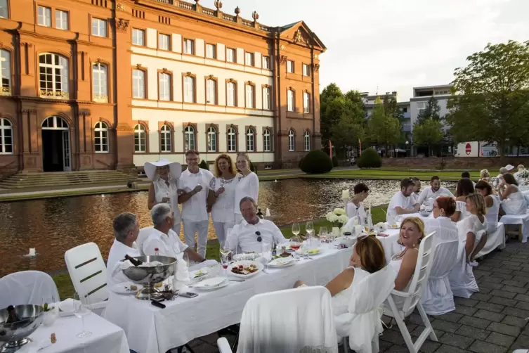 Fand auch 2017 in Zweibrücken schon im Schlossgarten statt: Dinner in Weiß.