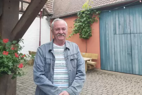 In Ilbesheim fühlt sich Uwe Hellmann zuhause – hier am Dorfmittelpunkt ist er besonders gerne.