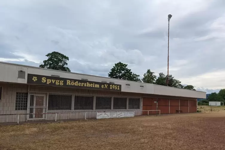 Im Dornröschenschlaf: das Vereinsheim der Spielvereinigung Rödersheim mit dem Hartplatz. 