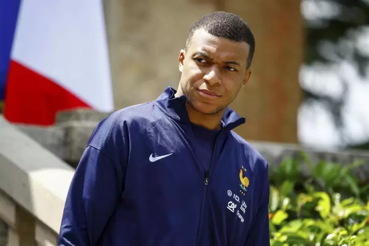 Kylian Mbappé im Trainingszentrum der französischen Fußballnationalmannschaft. Er fragt sich, ob er nach den Wahlen zur National