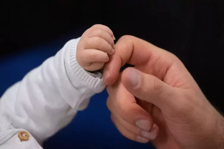 Hand eines Babys und eines Erwachsenen