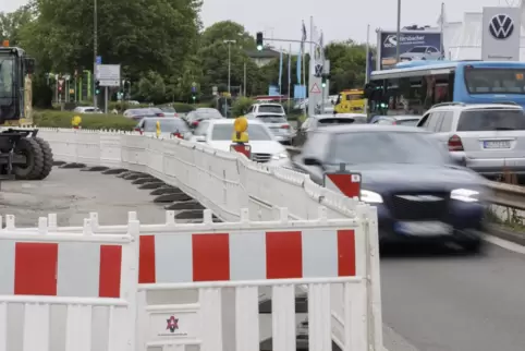 In der Pariser Straße wird der Gehweg verbreitet, damit ihn auch Radfahrer nutzen können.