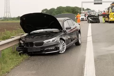 Beide Autos mussten abgeschleppt werden. 