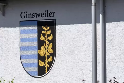 Das Dorfwappen am Ginsweilerer Bürgerhaus.