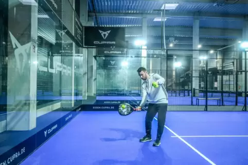 Bei Padel wird von unten aufgeschlagen, anders als bei Tennis. 