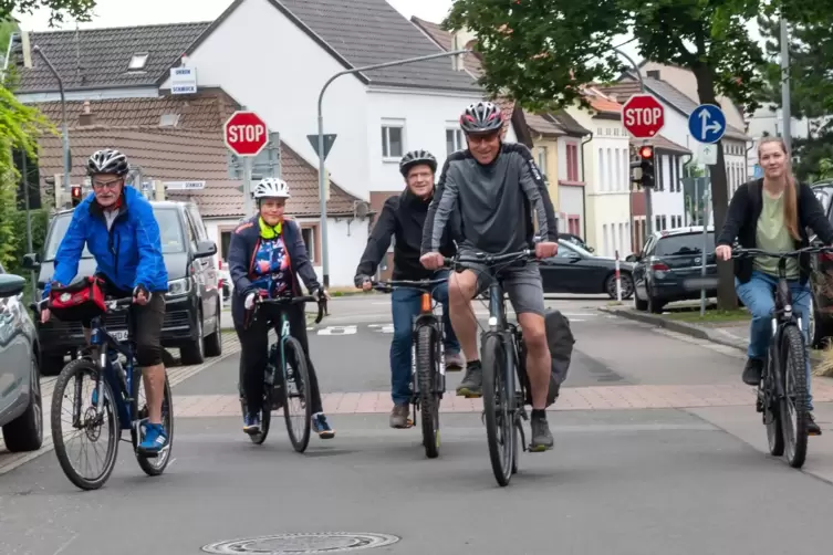 Bürgermeister Klaus Wagner und sein Amtskollege Frank Rüttger zusammen mit Sarah-Kathrin Birr, Jorinde Schobert und Werner Gaub 