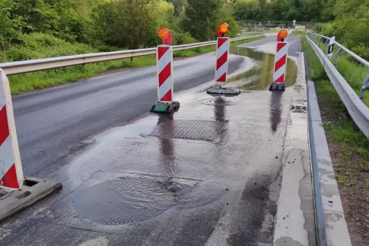 Wenn es regnete, trat Wasser aus den Schächten in der Landesstraße zwischen Haschbach und der Kreuzung nach Etschberg. Der Schad