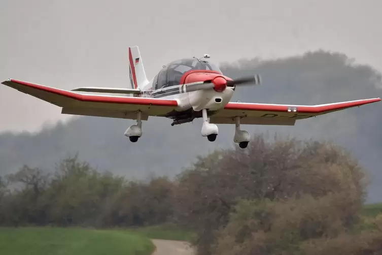 Mit Propeller oder gern auch ohne: Motor- wie Segelflugzeuge heben wieder bei Langenbach ab. 