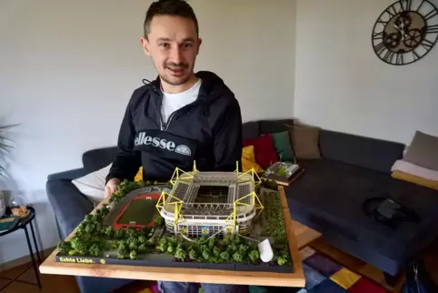 Josip Marsic hält sein Modell des Dortmunder Signal Iduna Parks in den Händen. Es ist eines von zehn Stadien, in denen die Europ
