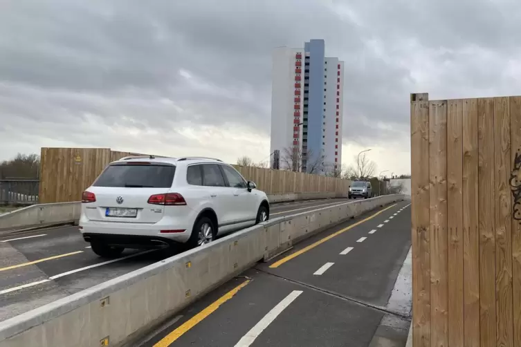 Seit zwei Jahren fließt der Verkehr auf der Bahnüberführung auf der Strecke zwischen Flomersheim und der Innenstadt nur eingesch