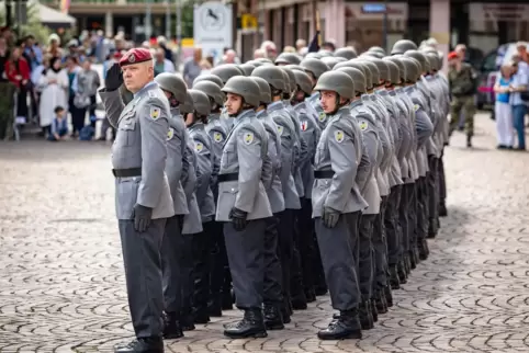 Erstmals seit 2017 hat das Fallschirmjägerregiment 26 aus der Niederauerbach-Kaserne Mitte Juni zu einem öffentlichen Gelöbnis a