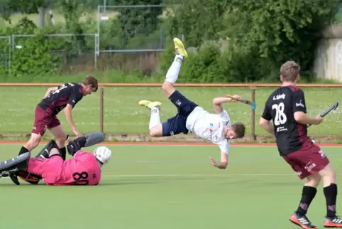 Unfreiwillige Flugeinlage: TFC-Akteur Fabian Magin spürt die Matchhärte in der Regionalliga.