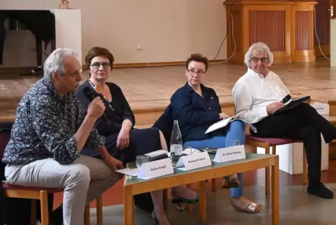 Podiumsdiskussion auf Augenhöhe des Publikums (von links): Stefan Engel, Svenja Kriebel, Maria Männig und Moderator Manfred Geis