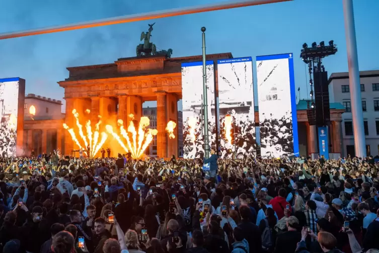 Vom ersten Tag an ein Magnet: die Berliner Fanmeile. 