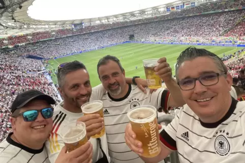 Auch wenn das Bier teuer war: Björn Bernhard (von rechts) hatte Spaß beim EM-Spiel Deutschland gegen Ungarn, das er mit seinen F