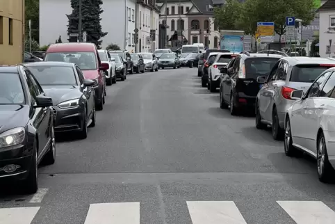 Die Donnersbergstraße ist vollgesperrt, eine Umleitung führt über den Barbarossaring. Dort staut es sich immer wieder zurück. 