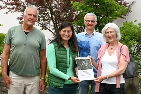  Gerhard Rügauf, Matthias Erstling und Lida von Mengden übergeben das Papier an Bürgermeisterin Natalie Bauernschmitt (Zweite vo