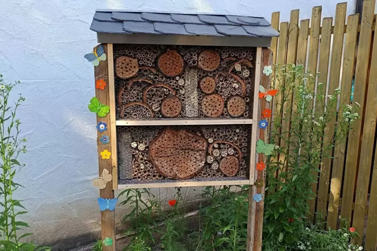 Das fertige Bienenhotel wurde im Kirchgarten aufgestellt. Der erste Bewohner ist schon eingezogen. 