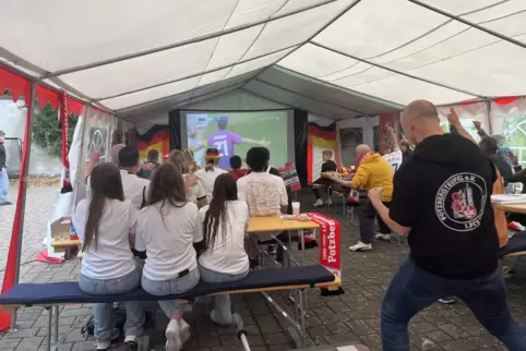 Deutschland gegen Ungarn: Im Zelt vor dem Dorfgemeinschaftshaus ist die Erleichterung beim 2:0 groß. Der FCK-Fanclub organisiert