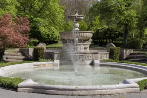 Nicht nur der Löwenbrunnen lädt auf dem Hauptfriedhof zum Verweilen ein.