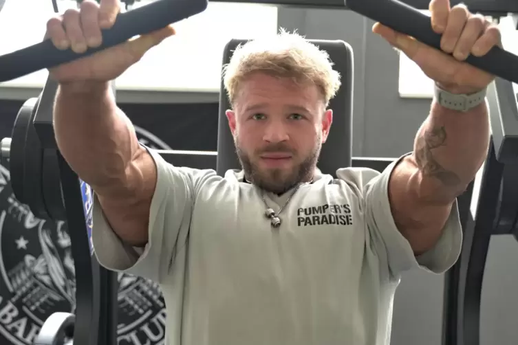 Ehemals Fußballer und jetzt erfolgreicher Bodybuilder: Christopher Gampfer, hier beim Training in der „Fitness Factory".