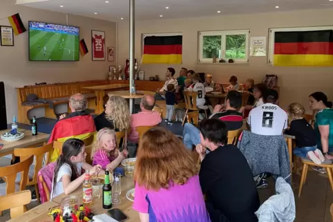 Die deutschen Fans verfolgen das zweite EM-Vorrundenspiel der deutschen Nationalmannschaft gegen Ungarn im Sportheim des FV Rock