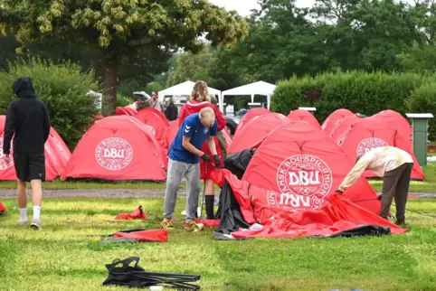 Am Freitagmorgen schlagen die dänischen Fußballfans ihre Zelte auf dem Knaus-Campingpark ab. 