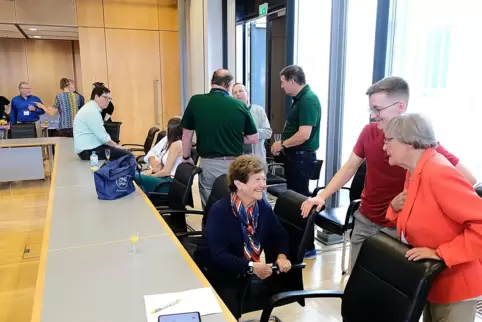 Acht Mitglieder des Partnerschaftskomittees Yorktown sind eine Woche lang in der Rosenstadt zu Gast. Vorne links im Bild: Delega