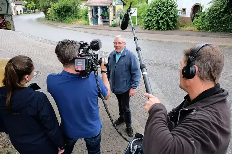 Ein SWR-Fernsehteam filmt Volker Schmitt in Großteinhausen zum Thema Amt und Mandat bei der Kommunalwahl.