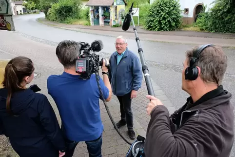 Ein SWR-Fernsehteam filmt Volker Schmitt in Großteinhausen zum Thema Amt und Mandat bei der Kommunalwahl.