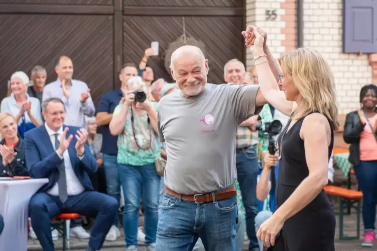 Ortsbürgermeisterin Susanne Lechner lässt den Ehrenamtspreisträger Peter Humbert hochleben.