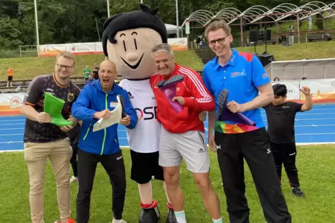 Beim Gummistiefel-Weitwurf (von links): Felix Werling, Frank Stäbler, Gerd Schönfelder, Frank Busemann. 