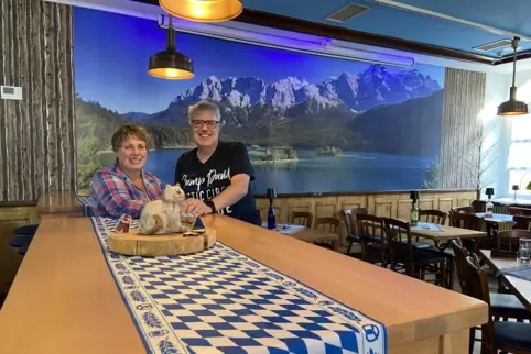 Bärbel und Uwe Leiß vor der Bergkulisse in ihrem bayerischen Wirtshaus. Seit Mitte April hat der Kuseler Schalander in neuem Gew