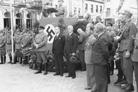 Stadtchef im Anzug ohne Berührungsängste mit dem Hakenkreuz: Karl Leiling, rechts vor dem Rednerpult, in Speyer 1940. 