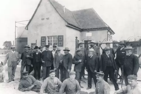 Vermutlich bei der Einweihung 1908 entstand diese Aufnahme der „Acetylen-Centrale der Gemeinde Lambsheim“. Im Hintergrund sieht 