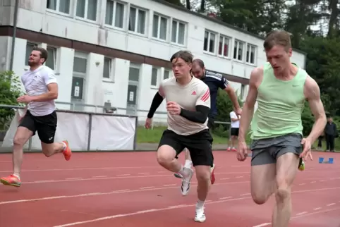 Direktes Bruderduell beim 100-Meter-Lauf: Daniel und Lukas Eichhorn (links). 