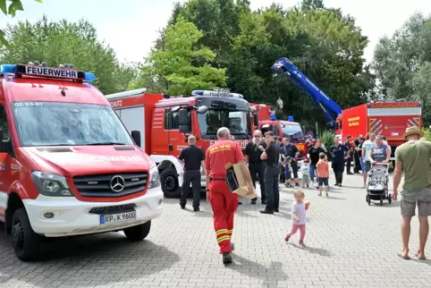 Viele Fahrzeuge der Feuerwehr und anderer Einsatzkräfte werden in einer Ausstellung präsentiert, wie hier beim Kreisfeuerwehrtag