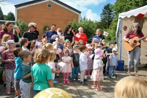 Die Kita St.Julian feierte am Sonntag ihr 50. Jubiläum. Zur Feier trugen die Kinder mit ihren Erzieherinnen ein Lied vor. 