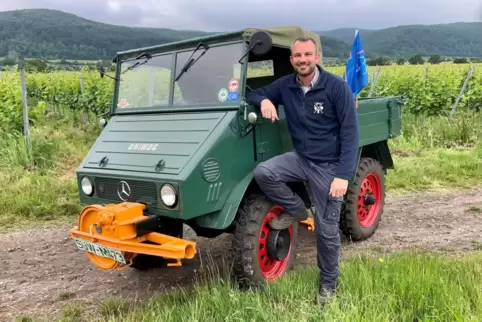 Stolzer Besitzer: Stefan Jung mit seinem Familien-Unikat, dem Unimog 401 aus dem Jahr 1956. Vorne verfügt der Unimog über eine S