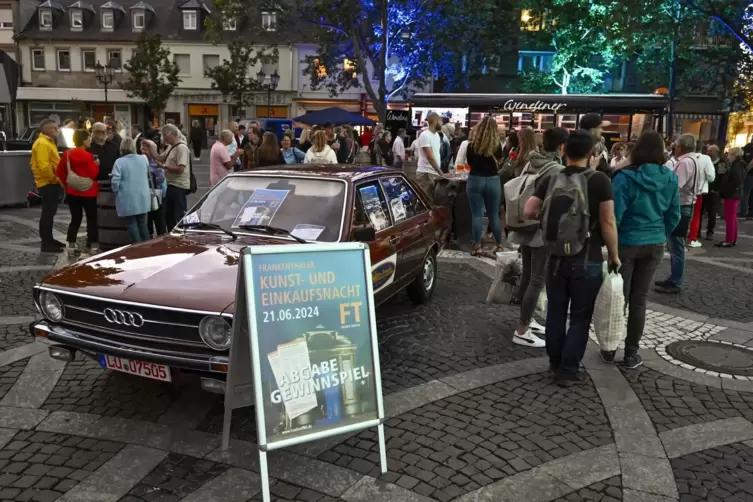 Stimmungsvoll: auf dem Rathausplatz zeigten die Oldiefreunde Pfalz ihre motorisierten Schätzchen. 