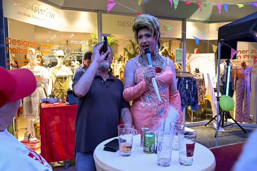 Aufwendiges Styling: Travestiekünstlerin Viola Varell bei ihrem Auftritt in der Bahnhofstraße.