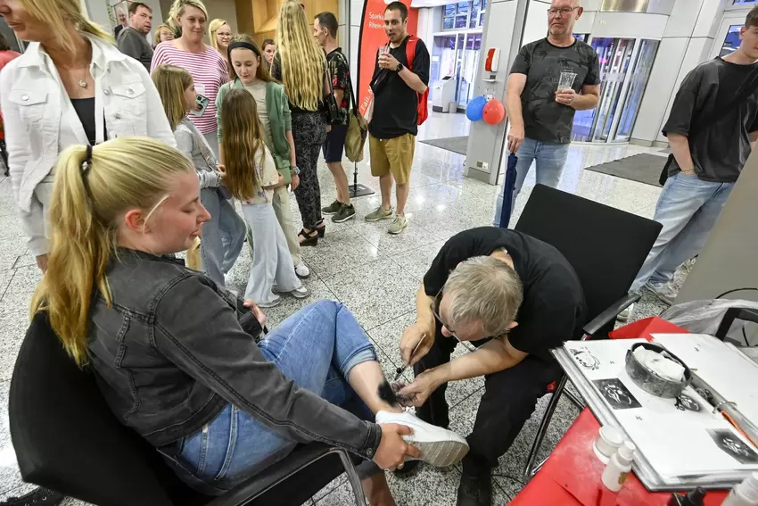 Begehrt: In der Sparkasse konnte man sich ein Airbrushtattoo auftragen lassen. Hier Jessica Driemel mit Andre Link.