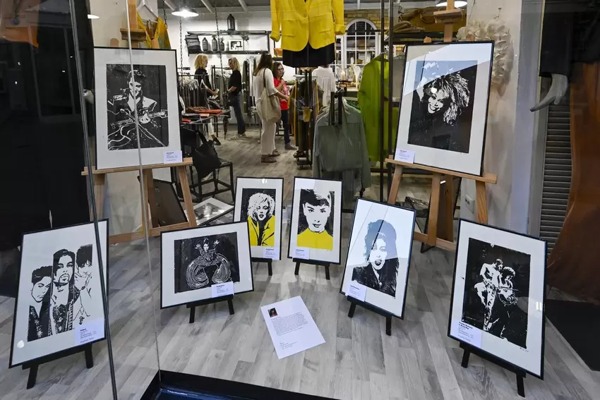 Blickfang: Bilder von Angelika Reiter im Schaufenster.