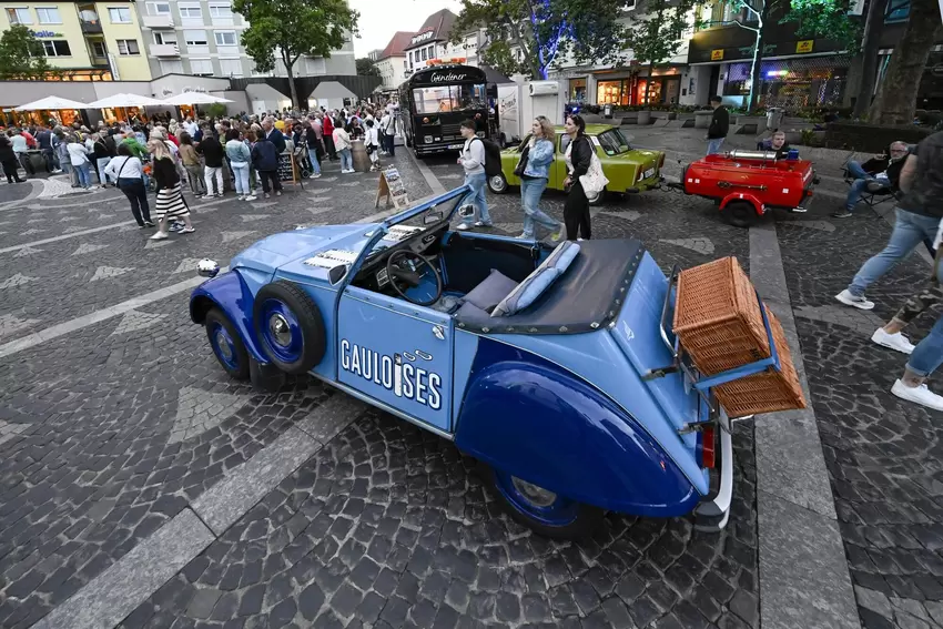 Kult: Auch die Gauloises-Ente war bei der Oldtimer-Schau auf dem Rathausplatz am Start.