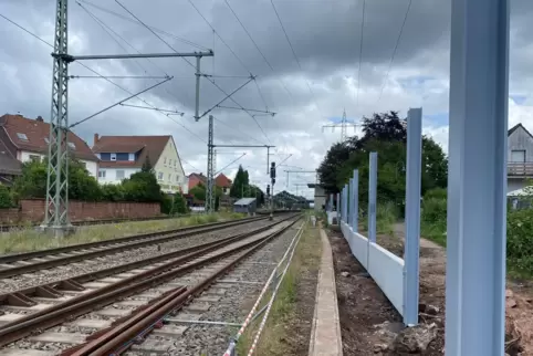 In Kindsbach stehen inzwischen zumindest an einer Seite der Trasse die Pfosten, an denen die Schutzwände montiert werden sollen.