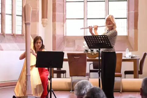 Frauke Adomeit an der Harfe und Hildegard Schattenberg an der Flöte. 