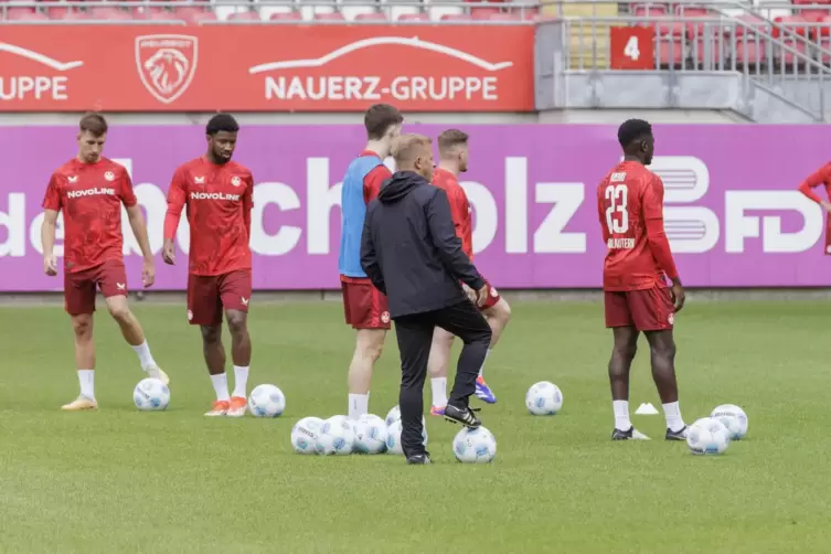 Trainingsauftakt im Fritz-Walter-Stadion. 