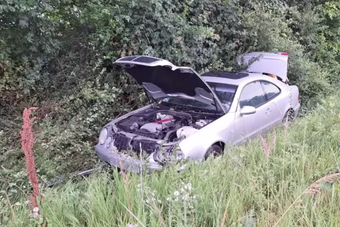 Der Mercedes landete in der Böschung.